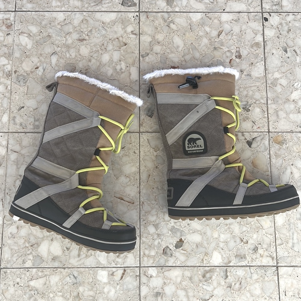 Sorel yellow laced warm winter boots